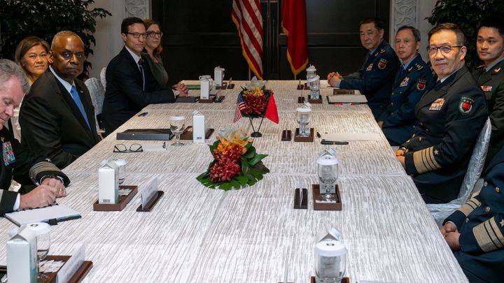 Poprvé po dvou letech se sešli ministři obrany Číny a USA. Řešili Tchaj-wan či Gazu