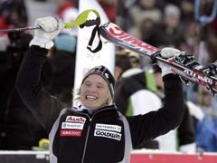 Švédský lyžař Jens Byggmark se raduje z druhého vítězství ve slalomu SP v rakouském Kitzbühelu.