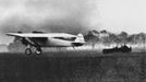 Charles Lindbergh odlétá s letadlem Spirit of St. Louis z New Yorku 20. května 1927.