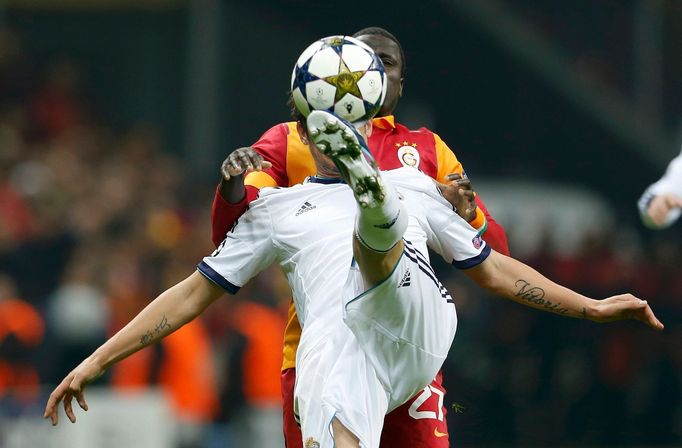 Galatasaray - Real Madrid: Fernando Muslera - Fabio Coentrao (v bílém)