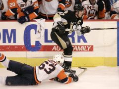 Sidney Crosby z Pittsburghu uniká Josefu Vašíčkovi z NY Islanders. Pittsburgh stejně jako Florida vydřel těsné vítězství po čtyřech prohrách v řadě.
