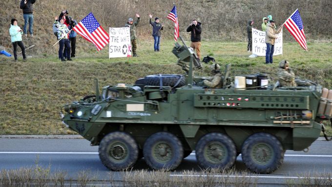 Stovky lidí čekaly 1. dubna od časného rána u Plzně okolo dálnice do Rozvadova na konvoj americké armády.