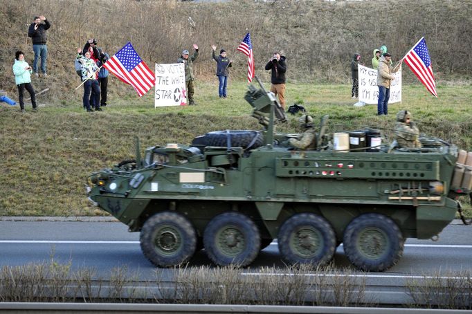 Stovky lidí čekaly 1. dubna od časného rána u Plzně okolo dálnice do Rozvadova na konvoj americké armády.