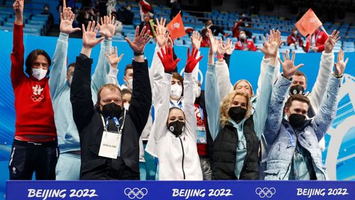 Radost ruského krasobruslařského týmu při vítězství týmových soutěží na olympiádě v Pekingu.