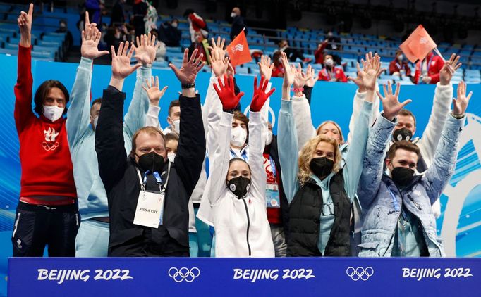 Radost ruského krasobruslařského týmu při vítězství týmových soutěží na olympiádě v Pekingu.