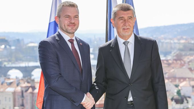 Slovenský prezident Peter Pellegrini a favorit sněmovních voleb v Česku Andrej Babiš (archivní foto).