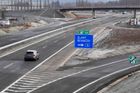 Otevřel se první letošní delší kus nové dálnice. Prodloužení D6 zkrátí cestu do Varů