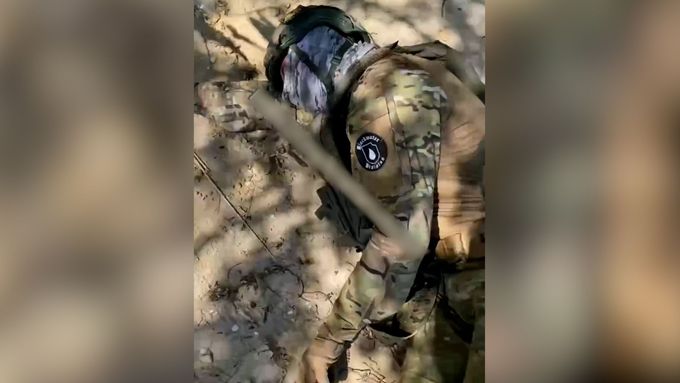 Několik ukrajinských vojáků ve videu předstíralo, že jsou mrtví, aby oklamali svého protivníka.