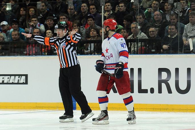 Hokejista CSKA Moskva Alexandr Radulov v utkání KHL 2012/13 proti Lvu Praha.