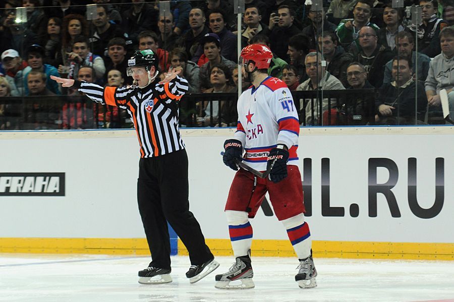 Hokejista CSKA Moskva Alexandr Radulov v utkání KHL 2012/13 proti Lvu Praha.