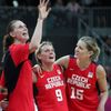 České basketbalistky Ilona Burgrová, Hana Horáková a Eva Vítečková se radují z vítězství v utkání skupiny A s Chorvatskem na OH 2012 v Londýně.