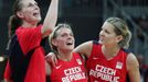 České basketbalistky Ilona Burgrová, Hana Horáková a Eva Vítečková se radují z vítězství v utkání skupiny A s Chorvatskem na OH 2012 v Londýně.