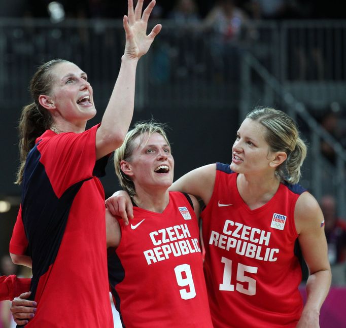 České basketbalistky Ilona Burgrová, Hana Horáková a Eva Vítečková se radují z vítězství v utkání skupiny A s Chorvatskem na OH 2012 v Londýně.