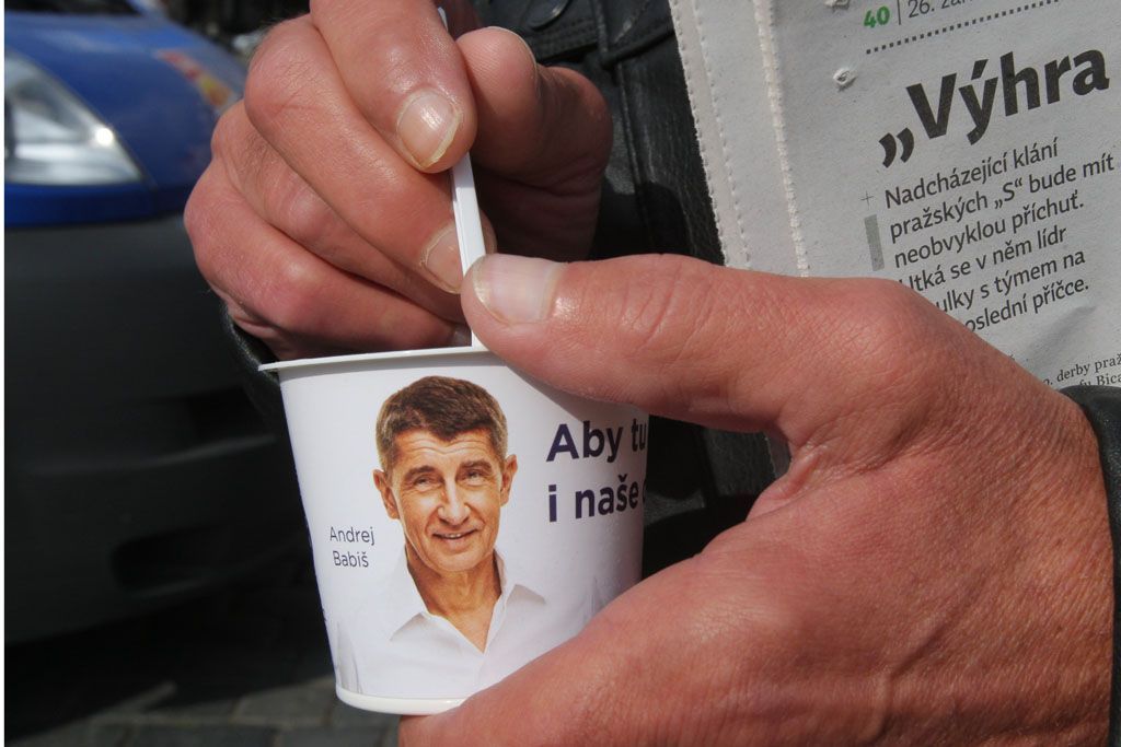 Andrej Babiš rozdává zmrzlinu