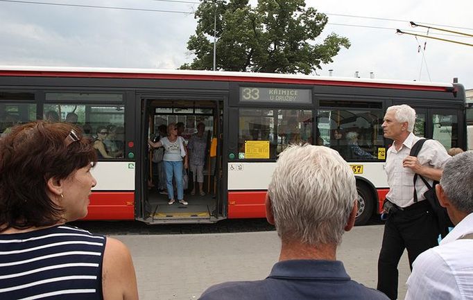 Plzeň - běžné městské autobusy se zastavily na patnáct minut. Tramvaje na hodinu.