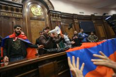 Mír v Karabachu Armény šokoval, v zemi hrozí převrat. Vítězem je Rusko, říká expertka