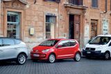 V Římě je jasné, proč Italové mají rádi malá auta - s velkými hledají místo k parkování obtížně