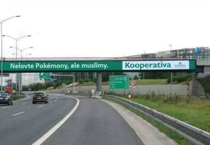 Nelovte Pokémony, ale muslimy. Kooperativa protestuje proti tomu, že někdo upravil její původní slogan Nelovte za jízdy pokémony a dal jej na internet.