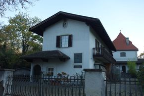 Zde trpěl ve vyhnanství Karel Havlíček Borovský. S rodinou bydlel v malebném domku pod Alpami