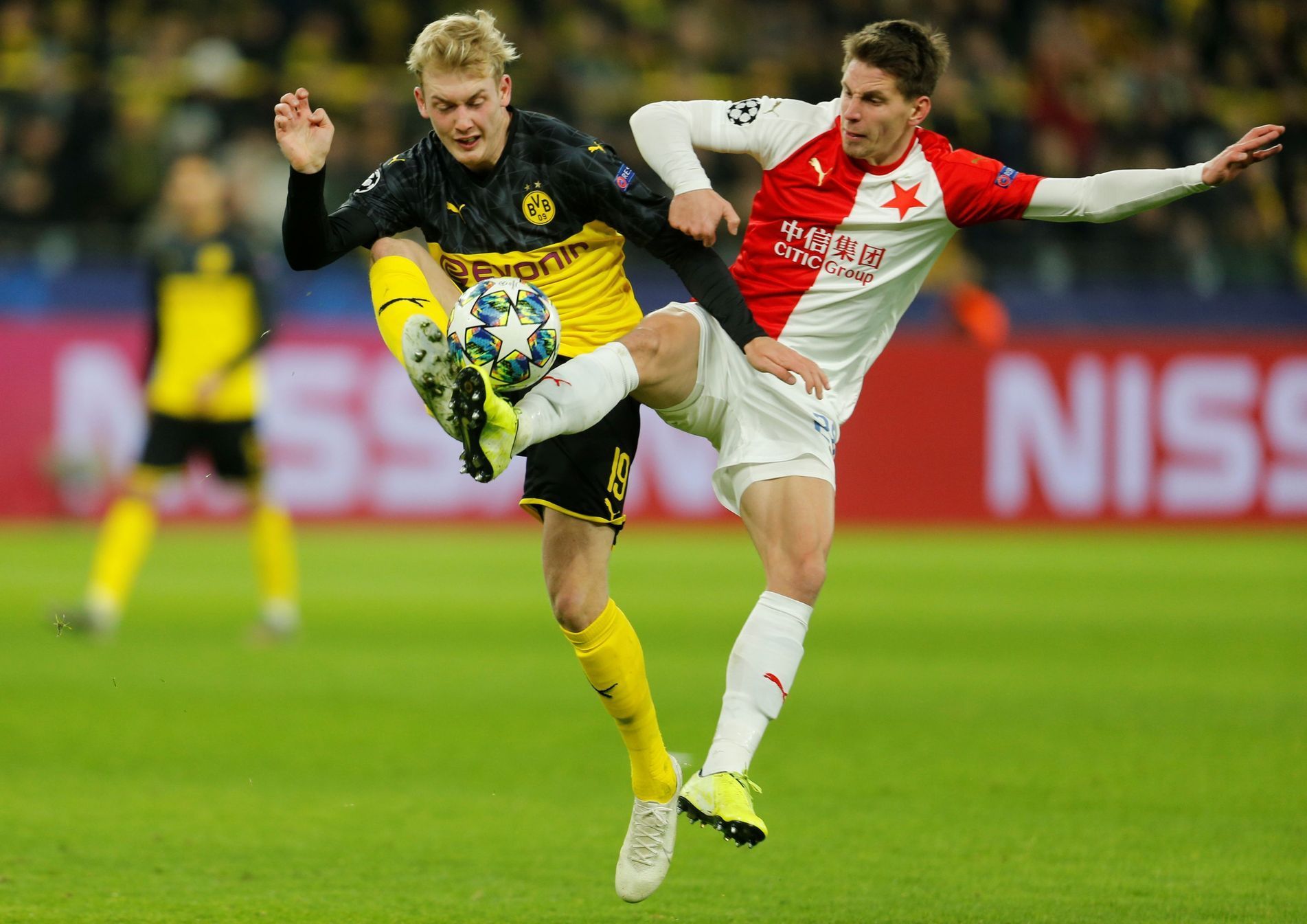 Julian Brandt a Lukáš Masopust v zápase LM Borussia Dortmund - Slavia
