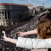 Studenti demonstrují ve Washingtonu za omezení prodeje zbraní.