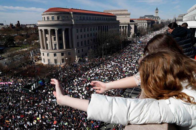 Studenti demonstrují ve Washingtonu za omezení prodeje zbraní.