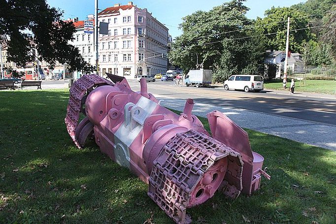 Jen pár metrů od místa bývalého slavného pomníku tanku č.23, který na počátku devadesátých let zmaloval s několika poslanci parlamentu natřel na růžovo.