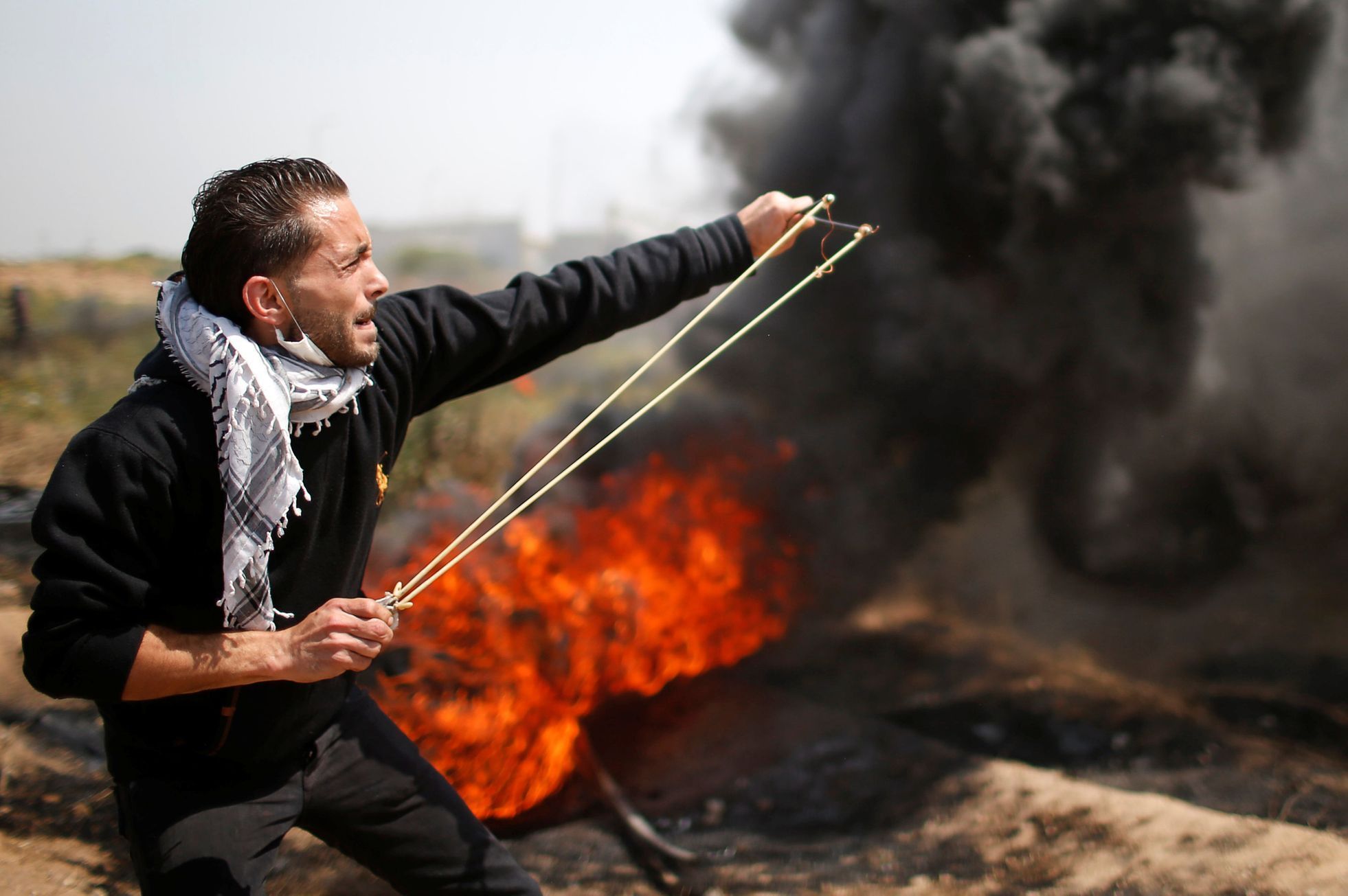 Palestinský demonstrant v Pásmu Gazy.