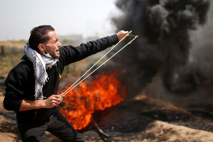 Palestinský demonstrant v Pásmu Gazy.