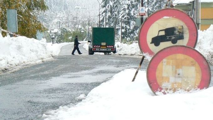 Řidiči by měli všude na cestách dbát zvýšené opatrnosti. (Ilustrační foto)