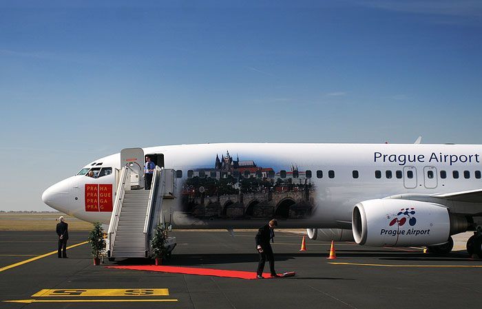 Letadlo s reklamou na Prahu