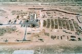 Americké jednotky s podporou OSN do Somálska vstoupily v prvních prosincových dnech roku 1992. Operace Spojených národů měla v zemi vytvořit podmínky pro plnění humanitárních operací. Na snímku americká základna postavená na základech bývalé sovětské letecké základny.