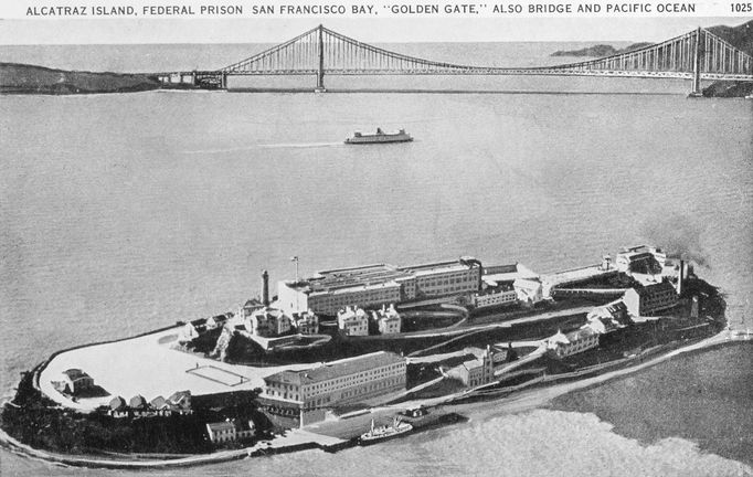 Letecký pohled na věznici na ostrově Alcatraz, známou jako "Skála", Sanfranciský záliv, USA. Rok 1933.