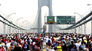 Tisíce běžců na mostě Verrazano při tradičním newyorském maratonu.
