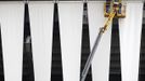 Workers use a cherry picker to make adjustments to the Olympic Stadium at the Olympic Park in Stratford, east London, July 14, 2012. The 2012 London Olympic Games will start in under two weeks. REUTERS/Andrew Winning (BRITAIN - Tags: SPORT OLYMPICS MILITARY POLITICS BUSINESS EMPLOYMENT) Published: Čec. 14, 2012, 5:02 odp.