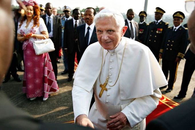 Papež Benedikt XVI. se po příletu vítá s kamerunskými hodnostáři.