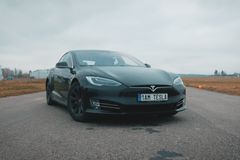 Nedostižný elektroveterán. Zkusili jsme, jak Tesla Model S dá stovku za 2,5 vteřiny