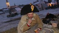 ROUSÍNOV (ČR) 2. prosince - Voják v uniformě napoleonského vojáka snídá chleba, když se v několikastupňovém mrazu probudil u vyhasínajícího ohně v polním ležení na návsi.