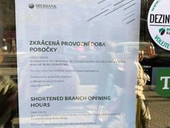 Leták vyvěšený na pobočce Sberbank v Praze.