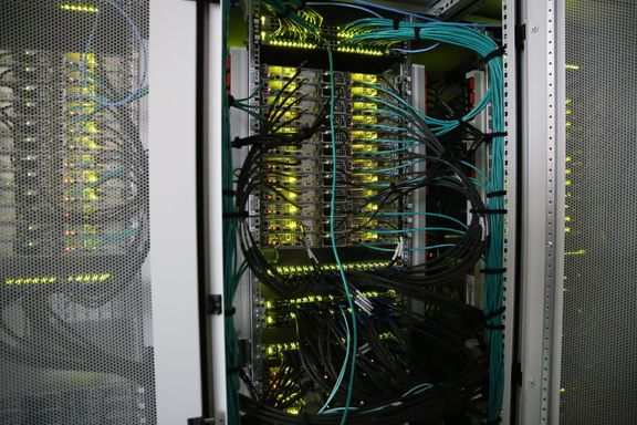 Jednotlivé procesory superpočítače ČHMÚ za 58 milionů korun spojuje vnitřní vysokorychlostní síť.