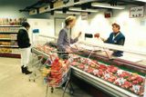 Jihlavská Mana nabízela na tehdejší poměry například podstatně širší sortiment ovoce a zeleniny, daleko kvalitněji se tam připravovalo maso. Kvůli novému systému prodeje bylo několik zaměstnanců před otevřením supermarketu týden na školení v Nizozemsku. "Bylo nás tam asi pět, i zelinářka a řezník," vypočítává bývalý vedoucí Hildemann.