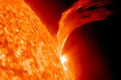 Zemi bičuje silná sluneční erupce, zářit má několik dní