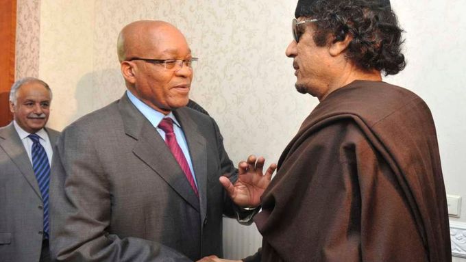 Na veřejnosti byl Kaddáfí naposledy spatřen při návštěvě jihoafrického prezidenta Zumy poslední květnový den.