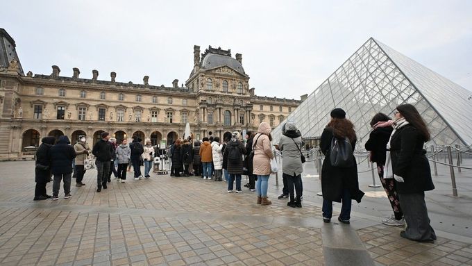 Fronty do Louvru vždy začínají před skleněnou pyramidou tvořící vstup do muzea.
