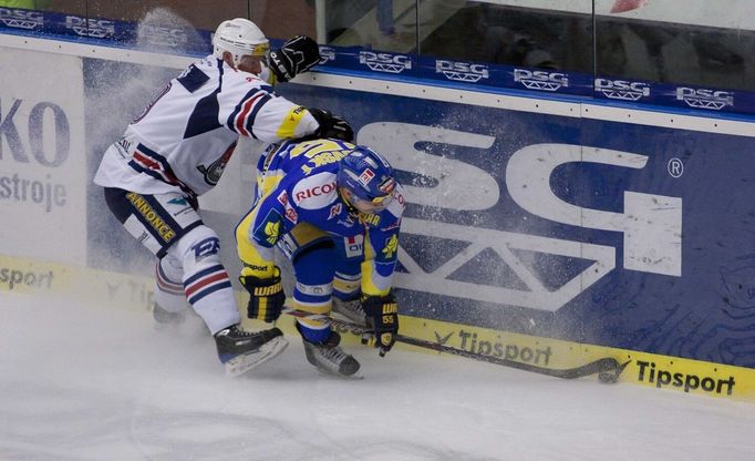 Jihlavský odchovanec Marek Melenovský (v modrém) v akrobatickém kousku u mantinelu.