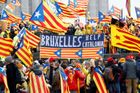 "Probuď se, Evropo." Tisíce lidí demonstrují v Bruselu na podporu sesazené katalánské vlády