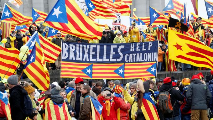 Demonstrace v centru Bruselu na podporu Madridem sesazené katalánské vlády
