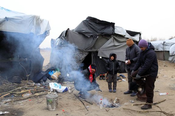 Běženci ve stanech na srbsko-maďarské hranici rozdělávají ohně, aby se zahřáli.