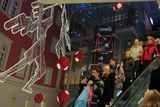 Vánoce troubí za dveřmi a hustota nakupujících na eskalátorech obchodních center eskaluje.