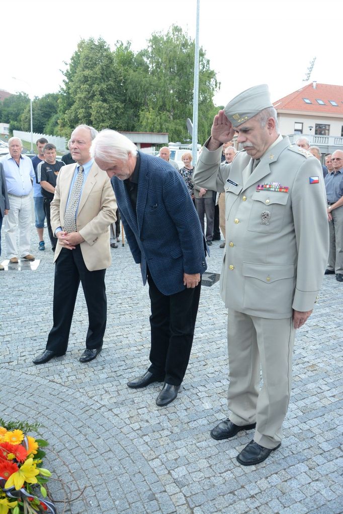 Pietní akce za smrt Josefa Masopusta. Vpravo Jaroslav Priščák, šéf Armádního sportovního centra Dukla